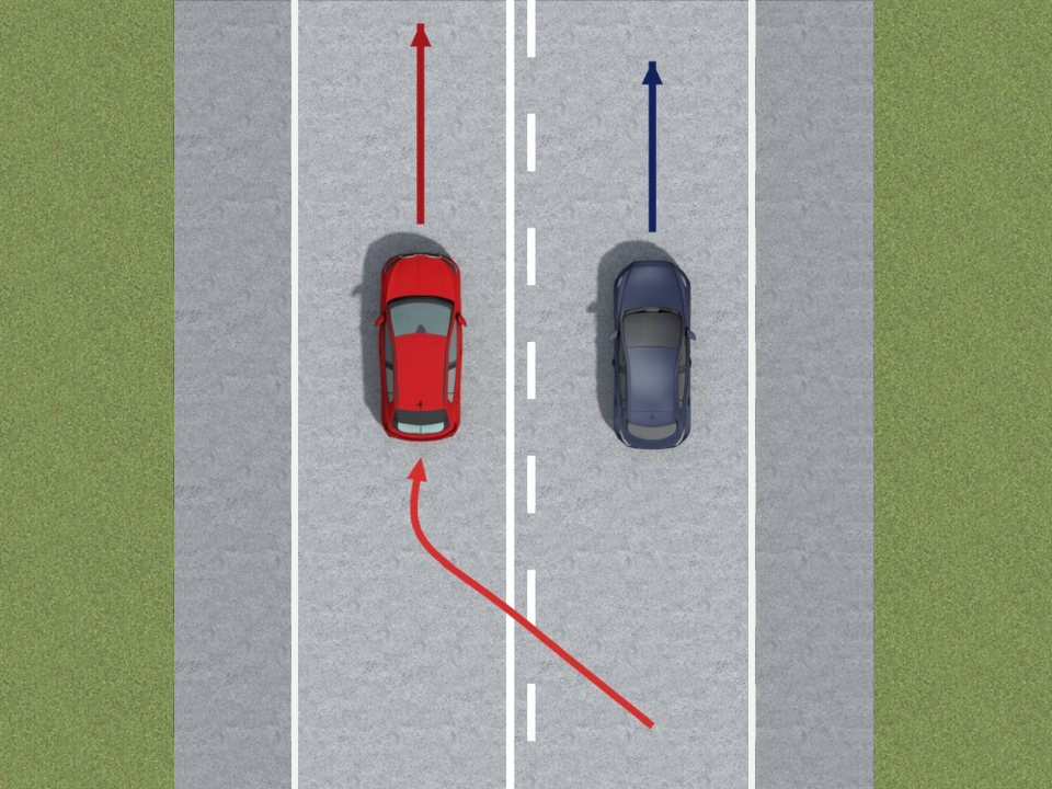 De rode auto had de onderbroken streep aan zijn kant, dus hij mocht oversteken om in te halen. Om terug naar rechts te gaan mag hij de doorlopende streep overschrijden.