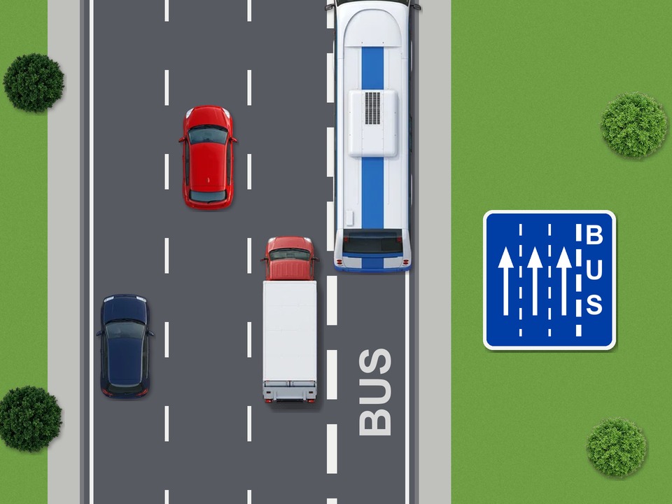 Bord F17 en een brede onderbroken streep duiden rechts van drie gewone rijstroken een busstrook aan. Gewoon verkeer, zoals de witte bestelwagen op de rechtse gewone rijstrook, moet uit de busstrook blijven en mag er niet op rijden of stilstaan.