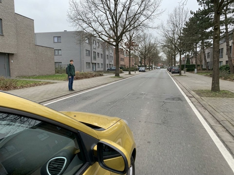 Waar geen zebrapad is, moeten voetgangers voorrang verlenen aan het verkeer. De voetganger die aan de stoeprand wacht, moet de naderende wagen laten voorbijrijden voor hij oversteekt.